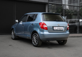 Подержанный автомобиль Skoda Fabia Hatchback 2010 года (6 фото)