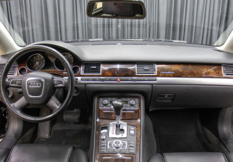 Подержанный автомобиль Audi A8 2008 года (14 фото)