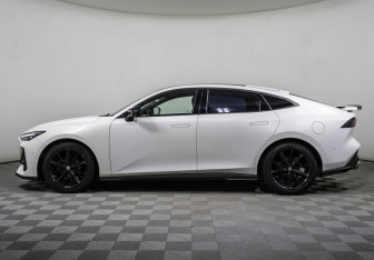 Подержанный автомобиль Changan UNI-V 2023 года (8 фото)