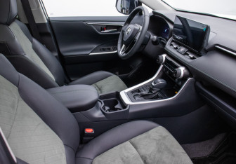 Подержанный автомобиль Toyota RAV4 2024 года (9 фото)