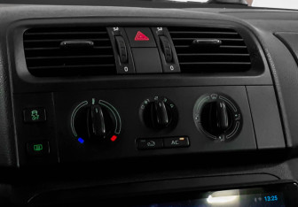 Подержанный автомобиль Skoda Fabia Hatchback 2014 года (15 фото)