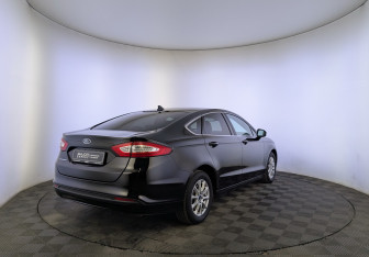 Подержанный автомобиль Ford Mondeo Sedan 2018 года (5 фото)
