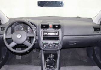 Подержанный автомобиль Volkswagen Golf Hatchback 2004 года (13 фото)
