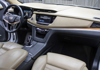 Подержанный автомобиль Cadillac XT5 2016 года (11 фото)