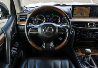 Подержанный автомобиль Lexus LX 2017 года (10 фото)