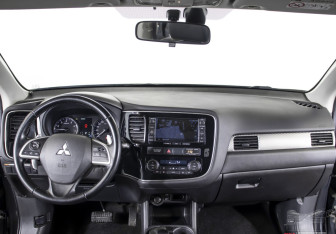 Подержанный автомобиль Mitsubishi Outlander 2014 года (13 фото)