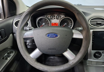 Подержанный автомобиль Ford Focus Sedan 2011 года (15 фото)