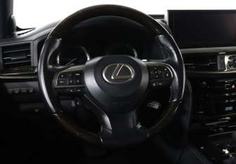 Подержанный автомобиль Lexus LX 2016 года (18 фото)