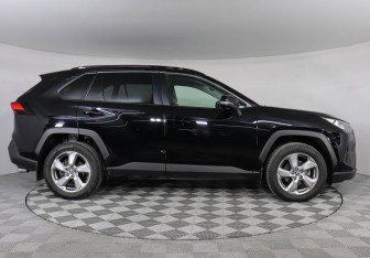 Подержанный автомобиль Toyota RAV4 2021 года (4 фото)