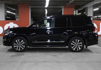 Подержанный автомобиль Toyota Land Cruiser Suv 2019 года (8 фото)