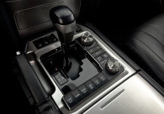 Подержанный автомобиль Toyota Land Cruiser Suv 2016 года (25 фото)