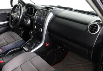 Подержанный автомобиль Suzuki Grand Vitara 2006 года (6 фото)