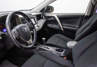 Подержанный автомобиль Toyota RAV4 2013 года (10 фото)