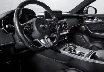 Подержанный автомобиль Kia Stinger 2021 года (14 фото)