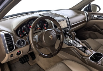Подержанный автомобиль Porsche Cayenne 2014 года (15 фото)