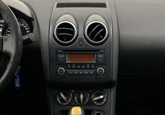 Подержанный автомобиль Nissan Qashqai 2012 года (11 фото)