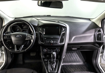Подержанный автомобиль Ford Focus Hatchback 2016 года (8 фото)