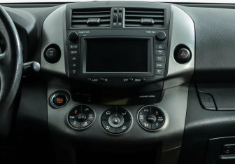 Подержанный автомобиль Toyota RAV4 2010 года (8 фото)