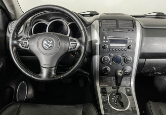Подержанный автомобиль Suzuki Grand Vitara 2008 года (12 фото)