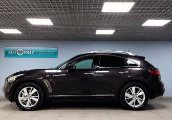 Подержанный автомобиль Infiniti QX70 2015 года (8 фото)