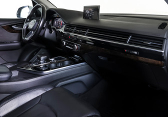 Подержанный автомобиль Audi Q7 2016 года (10 фото)