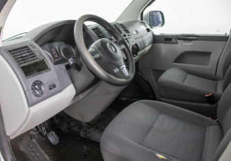 Подержанный автомобиль Volkswagen Caravelle 2010 года (10 фото)