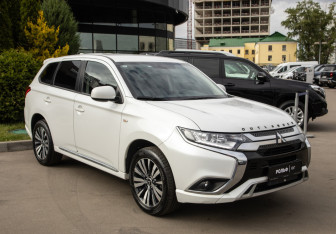 Подержанный автомобиль Mitsubishi Outlander 2022 года (2 фото)