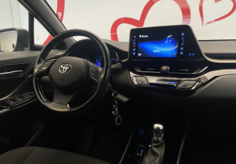 Подержанный автомобиль Toyota C-HR 2019 года (9 фото)