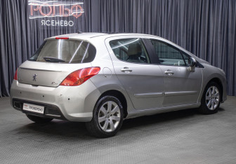Подержанный автомобиль Peugeot 308 Hatchback 2009 года (5 фото)