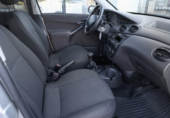 Подержанный автомобиль Ford Focus Sedan 2004 года (9 фото)