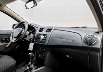 Подержанный автомобиль Renault Logan Sedan 2017 года (11 фото)