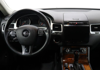 Подержанный автомобиль Volkswagen Touareg 2013 года (15 фото)