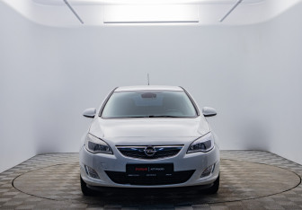 Подержанный автомобиль Opel Astra Hatchback 2012 года (2 фото)