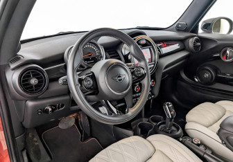 Подержанный автомобиль MINI Hatch 2020 года (16 фото)