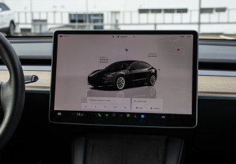 Подержанный автомобиль Tesla Model 3 2022 года (13 фото)