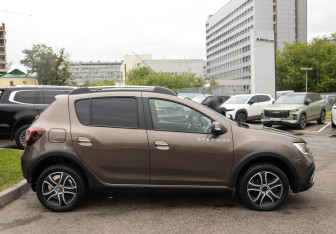 Подержанный автомобиль Renault Sandero 2019 года (3 фото)