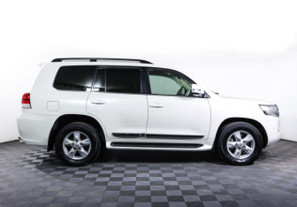 Подержанный автомобиль Toyota Land Cruiser Suv 2016 года (4 фото)