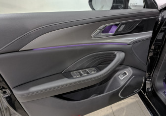 Подержанный автомобиль Hongqi H5 2024 года (19 фото)