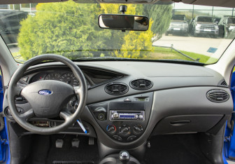 Подержанный автомобиль Ford Focus Hatchback 2003 года (13 фото)