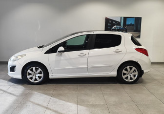 Подержанный автомобиль Peugeot 308 Hatchback 2011 года (8 фото)