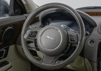 Подержанный автомобиль Jaguar XJ 2014 года (14 фото)