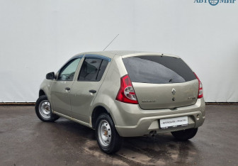 Подержанный автомобиль Renault Sandero 2011 года (7 фото)