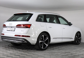 Подержанный автомобиль Audi Q7 2022 года (5 фото)