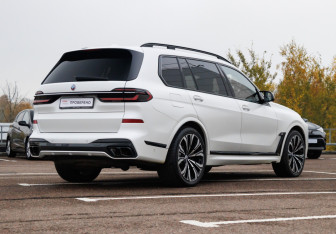 Подержанный автомобиль BMW X7 2023 года (5 фото)