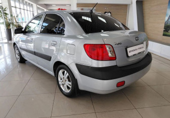 Подержанный автомобиль Kia Rio Sedan 2006 года (7 фото)
