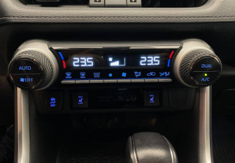 Подержанный автомобиль Toyota RAV4 2021 года (15 фото)