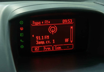 Подержанный автомобиль Ford Fiesta Hatchback 2012 года (9 фото)