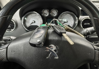 Подержанный автомобиль Peugeot 308 Hatchback 2012 года (18 фото)