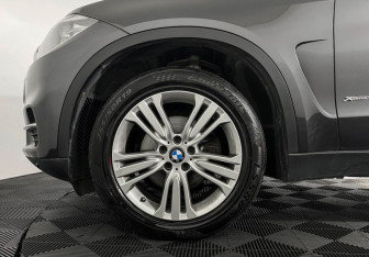 Подержанный автомобиль BMW X5 2015 года (7 фото)