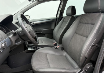 Подержанный автомобиль Opel Astra Wagon 2008 года (10 фото)